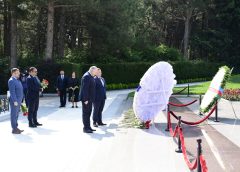 YAP nümayəndələri Ulu Öndərin məzarını, Şəhidlər xiyabanı və “Türk şəhidliyi” abidəsini ziyarət ediblər